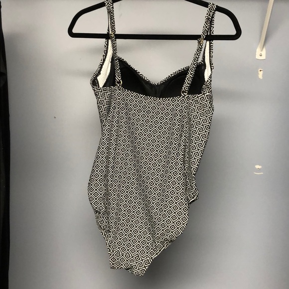 One piece patterned bathing suit - Picture 2 of 2